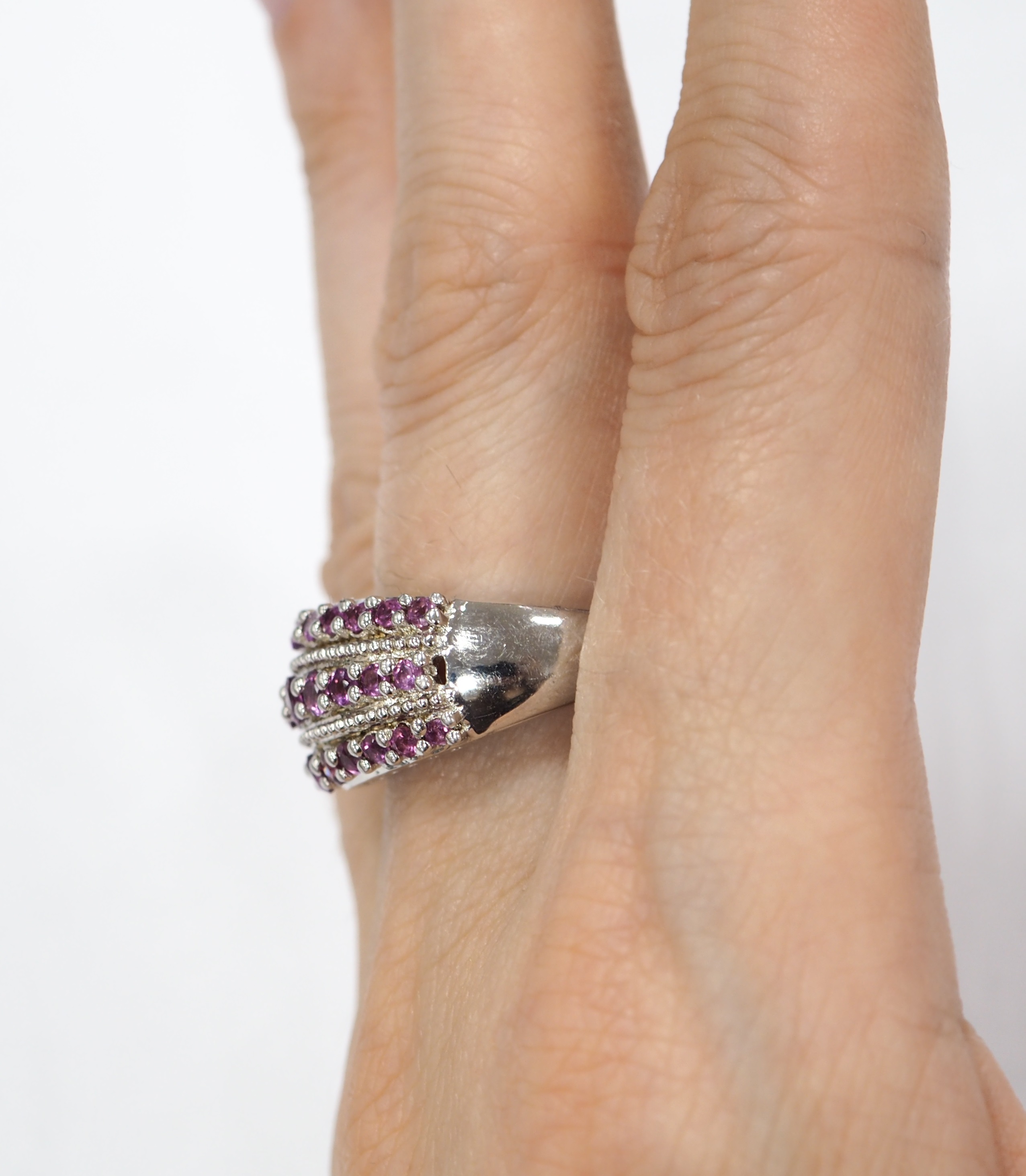 Серебряное кольцо 925 пробы; вставки 32 Родолит 0,91;